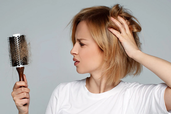 بررسی 7 علت ریزش مو در زنان و راه‌های جلوگیری از آن