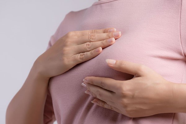 بررسی علت به وجود آمدن کیست سینه در بلاگ آدوراطب