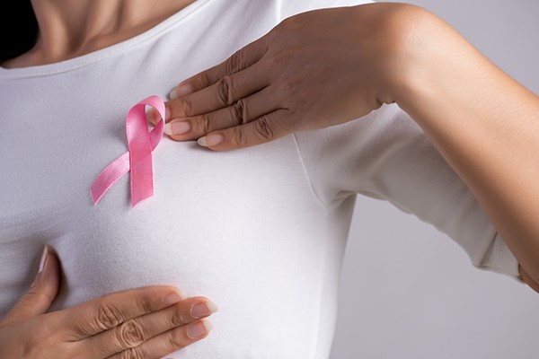 بررسی علائم سرطان سینه در زنان