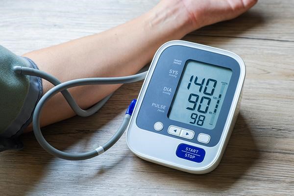 بررسی این‌که آیا فشار خون 14 خطرناک است یا نه در مجله آدوراطب